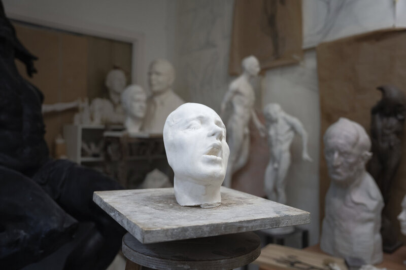 El que canta su mal espanta...